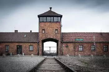 Tourist wegen Hitlergrußes in Auschwitz festgenommen