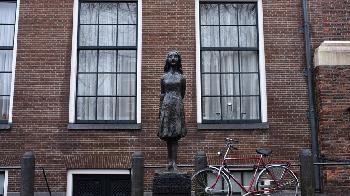 Der niederländische Verlag stellt den Druck von Büchern ein, in denen behauptet wird, ein Jude habe Anne Frank verraten