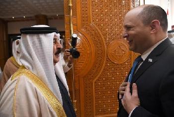  Premier Bennett vom König von Bahrain empfangen