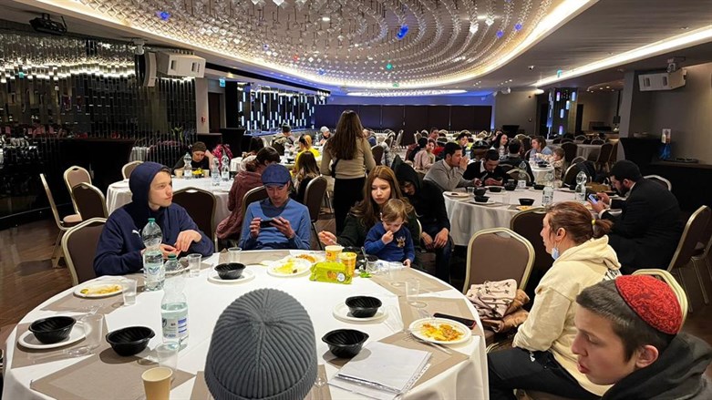 250 jüdische Flüchtlinge feiern Pessach-Seder in Warschau