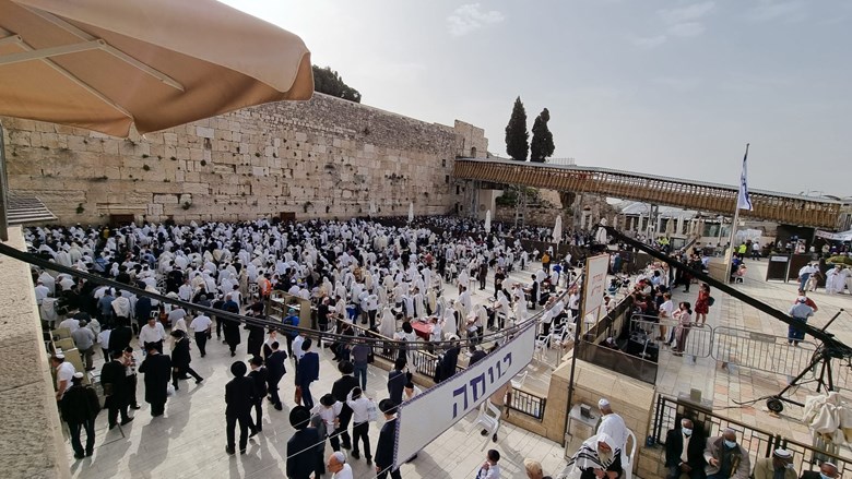 Tausende versammeln sich auf dem Platz der Klagemauer zum priesterlichen Segen [Video]