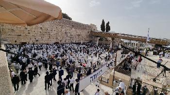 Tausende versammeln sich auf dem Platz der Klagemauer zum priesterlichen Segen [Video]