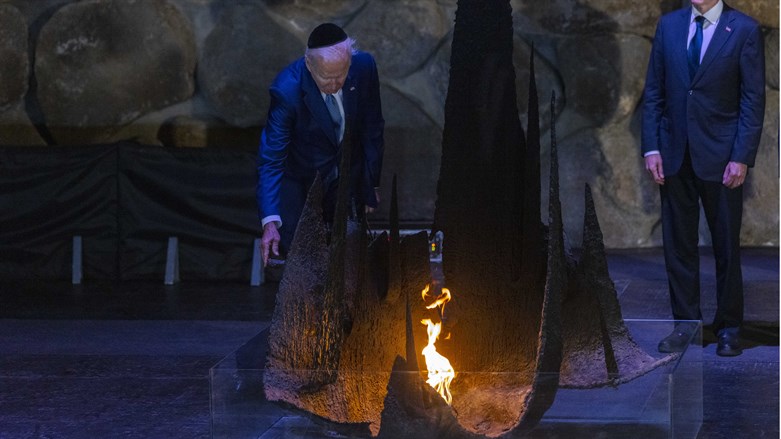 Bei Yad Vashem-Besuch: Biden ging vor zwei Holocaust-Überlebenden auf die Knie