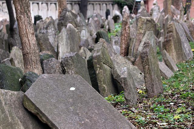Dutzende Gräber auf dem jüdischen Friedhof in Istanbul zerstört