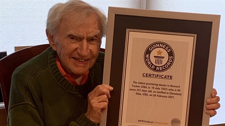Dieser 100 Jahre alte jüdische Arzt ist der älteste praktizierende Arzt der Welt