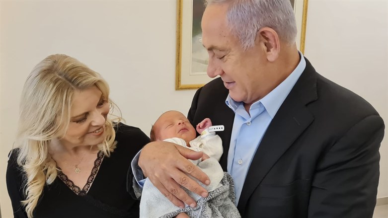Ex-Premier Netanjahu veröffentlicht erstes Bild mit frischgebackenem Enkel