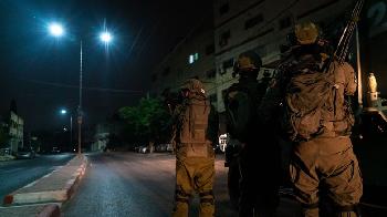 Im Nachteinsatz beschlagnahmt die IDF illegale Waffen und Sprengkörper