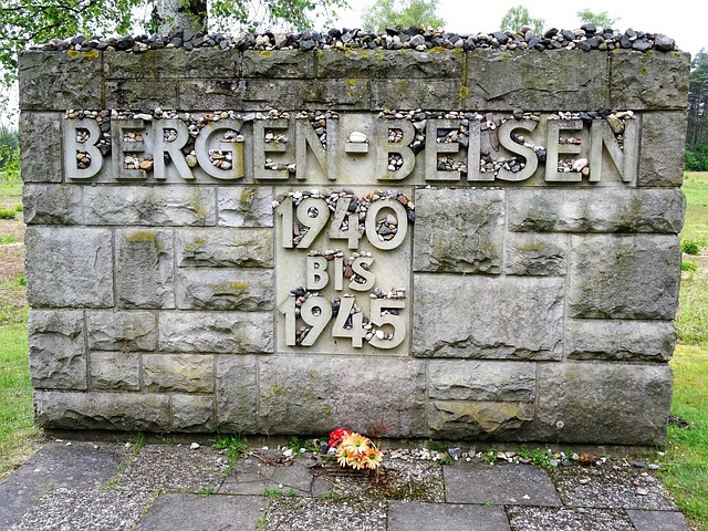 Holocaust-Überlebende aus 16 Ländern besuchen die Gedenkstätte Bergen-Belsen