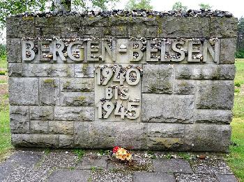 Holocaust-Überlebende aus 16 Ländern besuchen die Gedenkstätte Bergen-Belsen