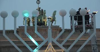Chanukka-Kerzenbeleuchtung am historischen Brandenburger Tor in Berlin