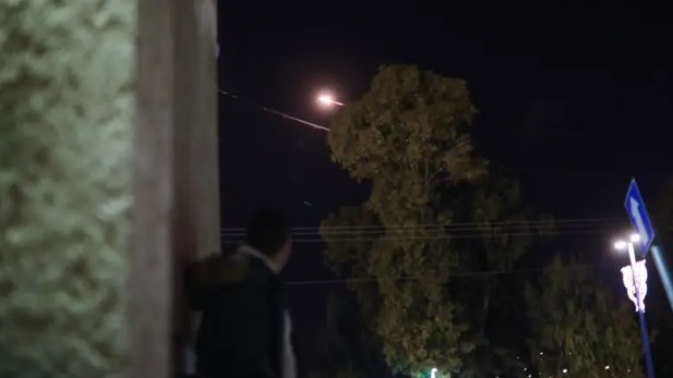 Terroristen starten Rakete, die in Gaza explodiert