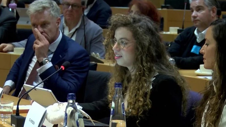 „Stoppen Sie die Finanzierung von Terroristen durch die PA“, sagt die Tochter von Esther Hogan dem Europäischen Parlament