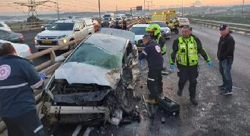 Mutmaßliche PA Autodiebe waren an einem Unfall beteiligt, bei dem vier Personen in Zentralisrael verletzt wurden