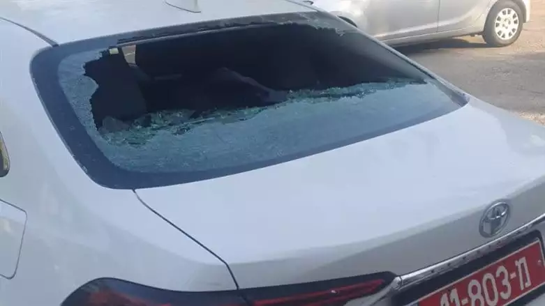 Polizeibeamte in Jerusalem angegriffen: Dutzende Araber werfen Steine und Stangen bei Autounfall-Einsatz