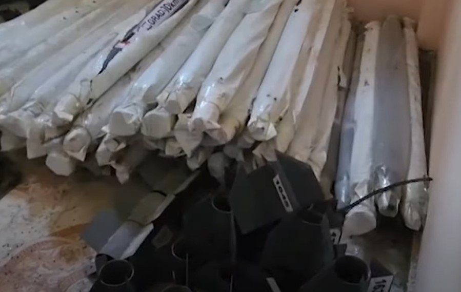 IDF entdeckt versteckte Hamas-Raketen unter UNRWA-Ausrüstung [Video]