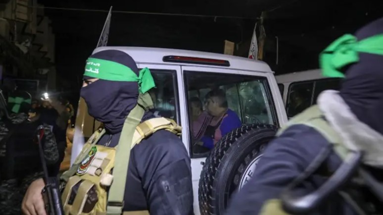 Harte Verhörmethoden von Hamas an Israelis Während der Gefangenschaft