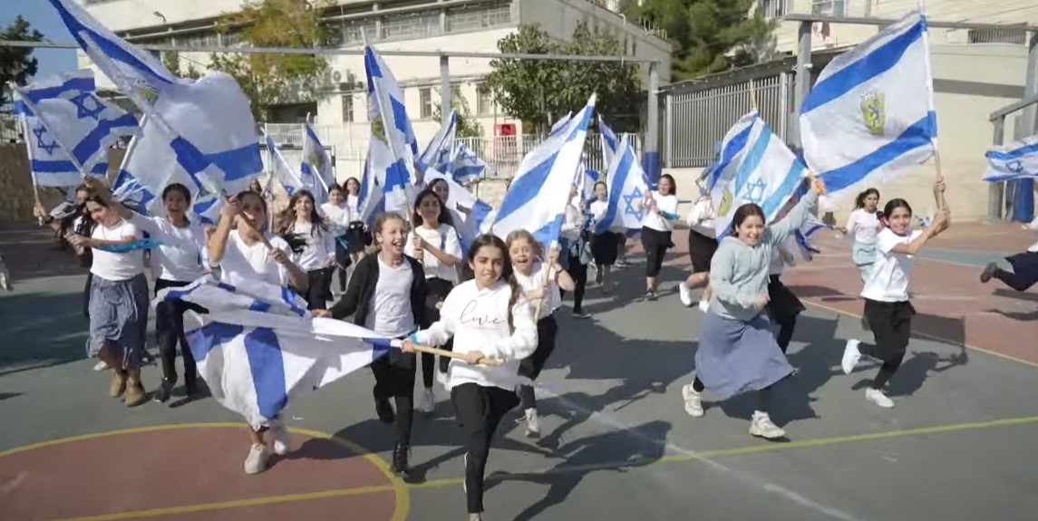 Jerusalemer Chabad-Schule erstellt Musikclip: Chanukka-Gebet für IDF-Soldaten [Video]