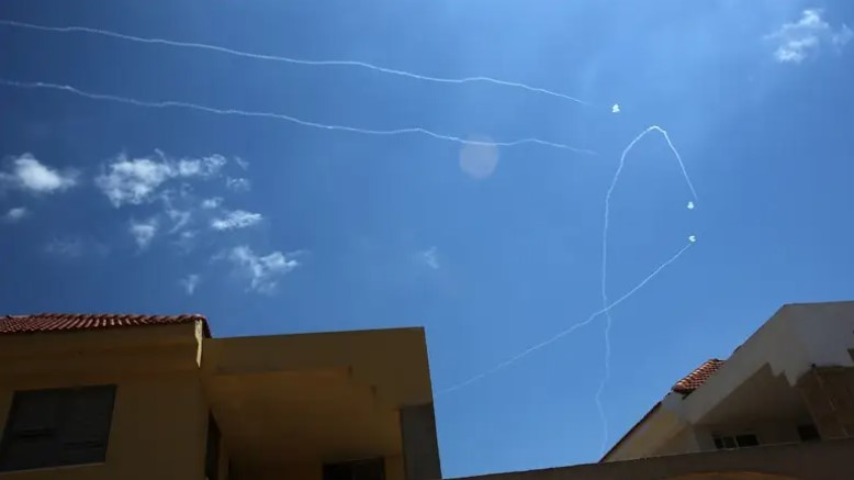 Raketenangriff auf Zentralisrael: Verletzungen und schwere Schäden in Holon und Rishon Lezion