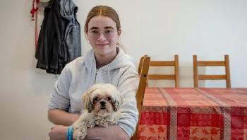 Junge Frau und ihr Hund nach Geiselnahme in Gaza in emotionaler Heimkehr