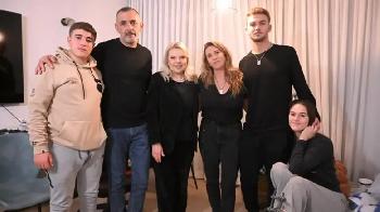 Sara Netanyahu Besucht Heimkehrer aus Hamas-Geiselhaft
