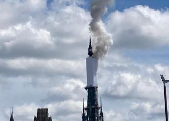 Feuer in Rouens Kathedrale: Sorge um gotischen Spitzturm