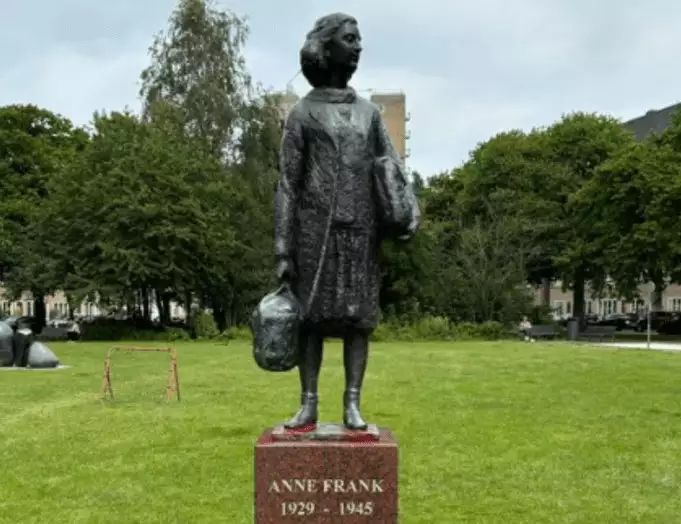 Anne-Frank-Statue in Amsterdam erneut mit antisemitischen Botschaften beschmiert