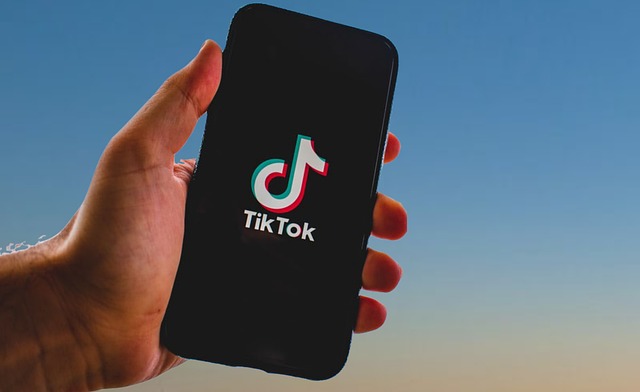 TikTok fördert anti-israelische Voreingenommenheit: Einblick in die Manipulation von Inhalten