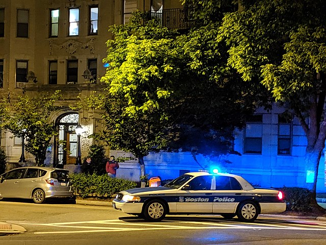 Mann setzt sich vor israelischer Botschaft in Boston in Brand