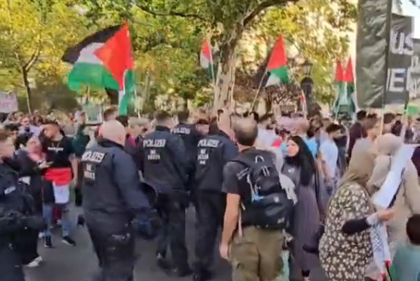 Ausschreitungen bei Demonstration in Berlin: „From the River to the Sea“-Schriftzug sorgt für Aufsehen