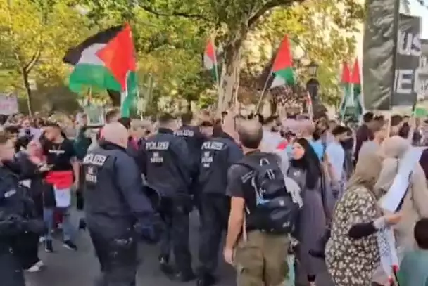 Ausschreitungen bei Demonstration in Berlin: „From the River to the Sea“-Schriftzug sorgt für Aufsehen