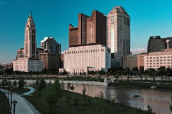 Nazi-Symbole in Columbus: Maskierte Gruppe verbreitet Hass und Gewalt