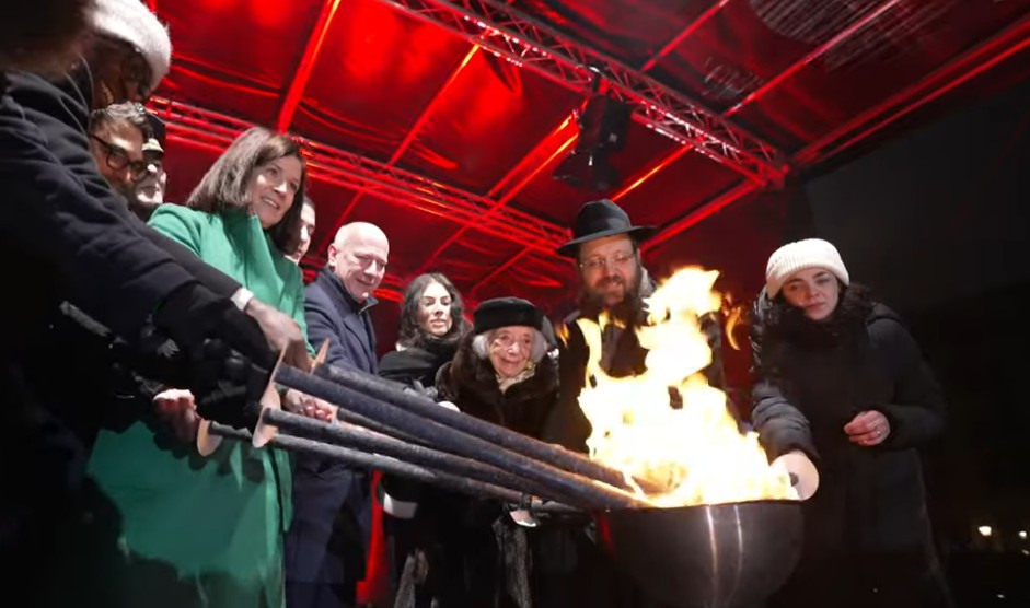 Lichter der Hoffnung: Chanukka vor dem Brandenburger Tor unter dem Zeichen der Solidarität